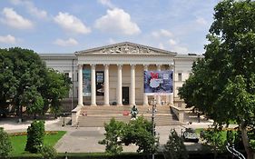 Central Apartment - Museum View
